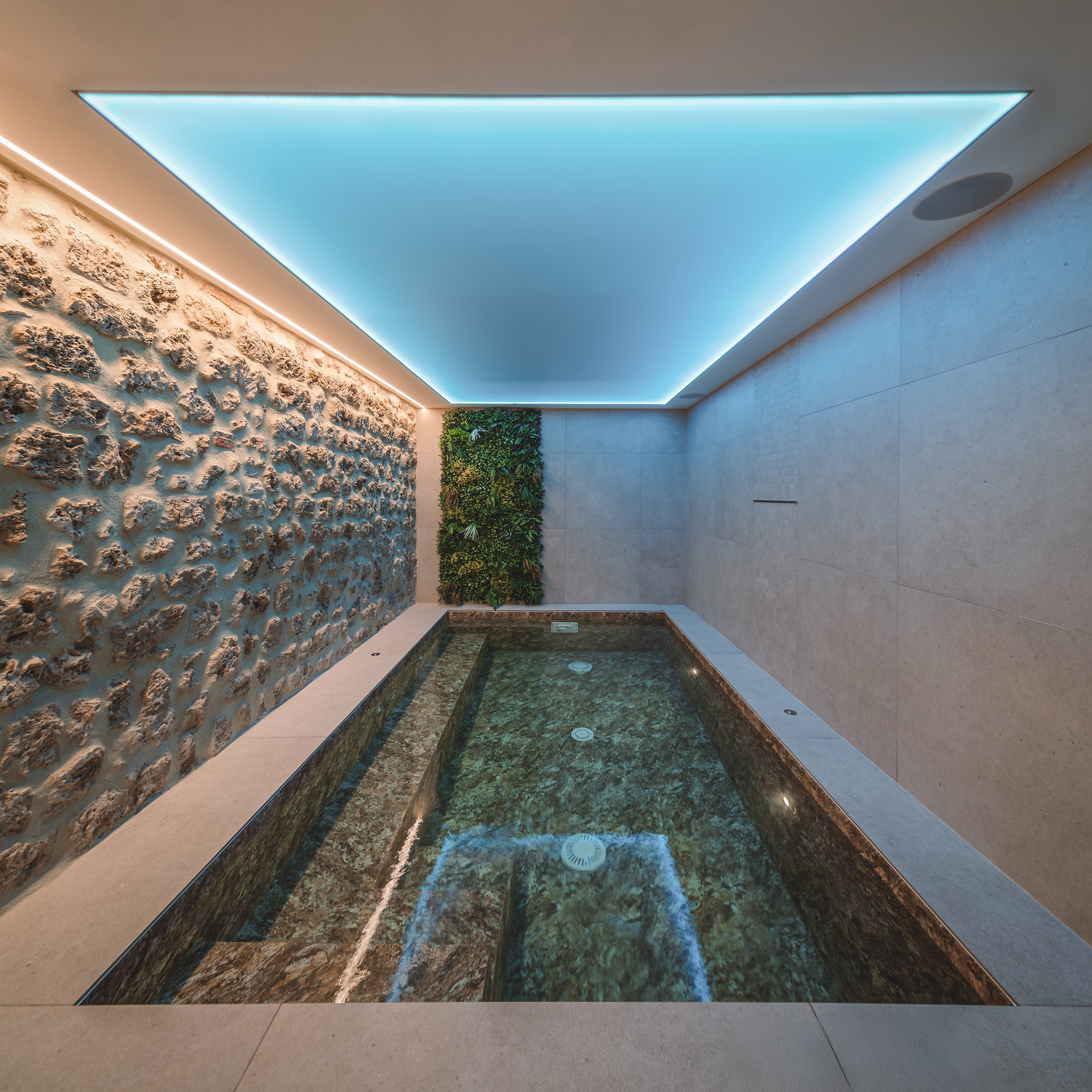 Piscina privata riscaldata all’interno del Loft SPA