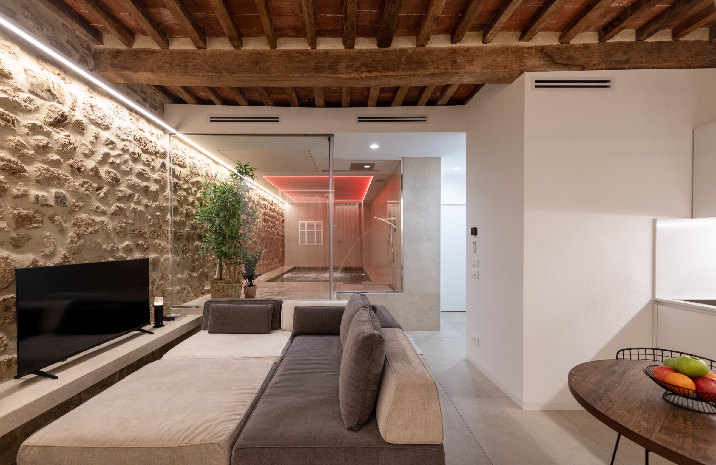 Zona giorno in pietra del Loft SPA a Massa Marittima
